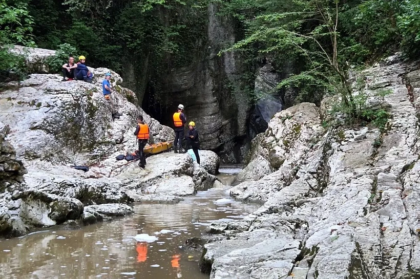 Водолазы нашли тело утонувшей в горной реке девушки в Сочи в Чертовой купели