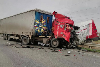 Два человека погибли в ДТП с грузовиками на трассе в Краснодарском крае