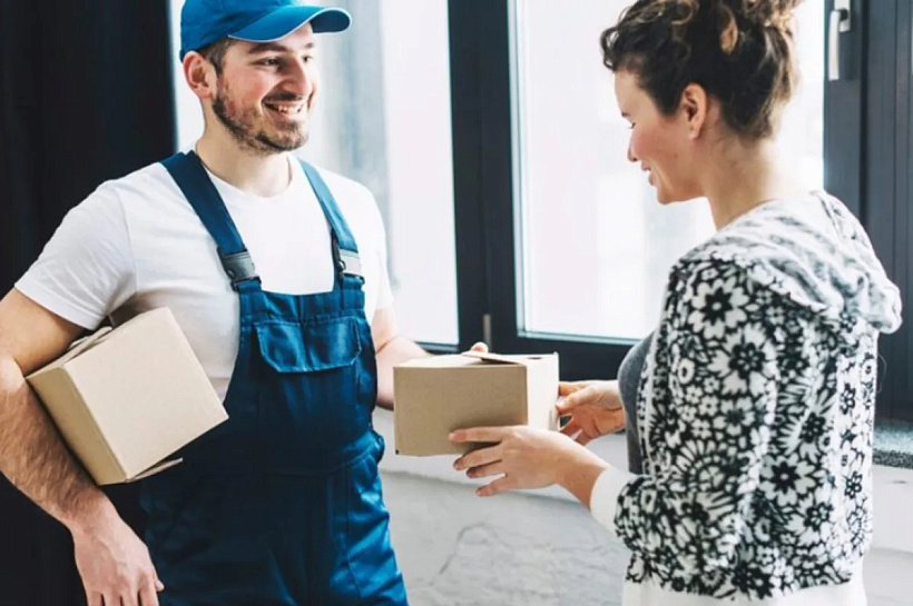 Большинство россиян оставляют курьерам чаевые от 50 до 100 рублей