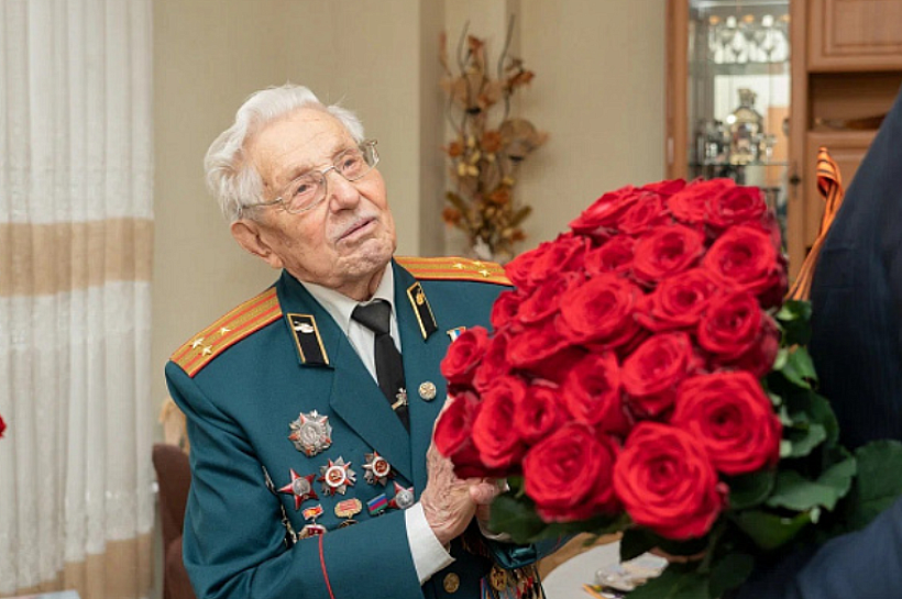 Президент РФ поздравил легендарного сочинца Павла Сюткина со 100-летием