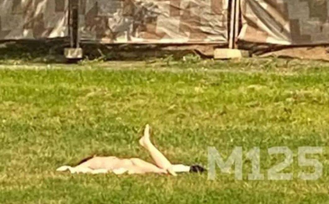 «Булочки московские»: в столице заметили загорающую голышом на газоне девушку