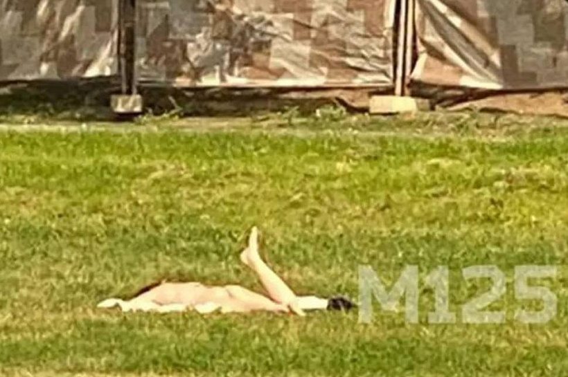 «Булочки московские»: в столице заметили загорающую голышом на газоне девушку