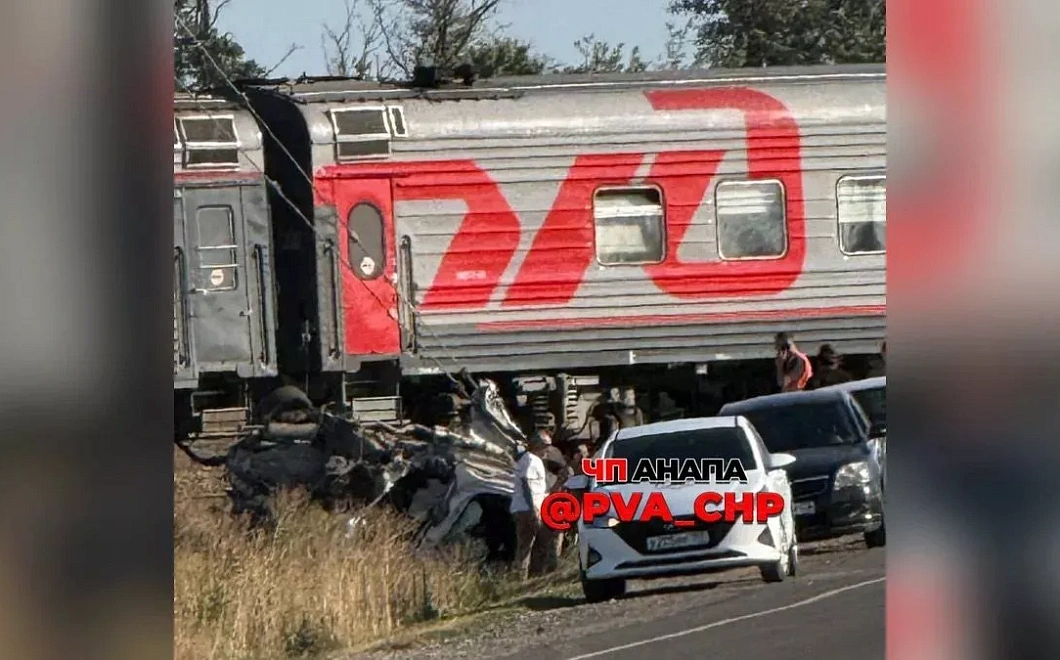 Под Анапой выросла пробка после ДТП с поездом