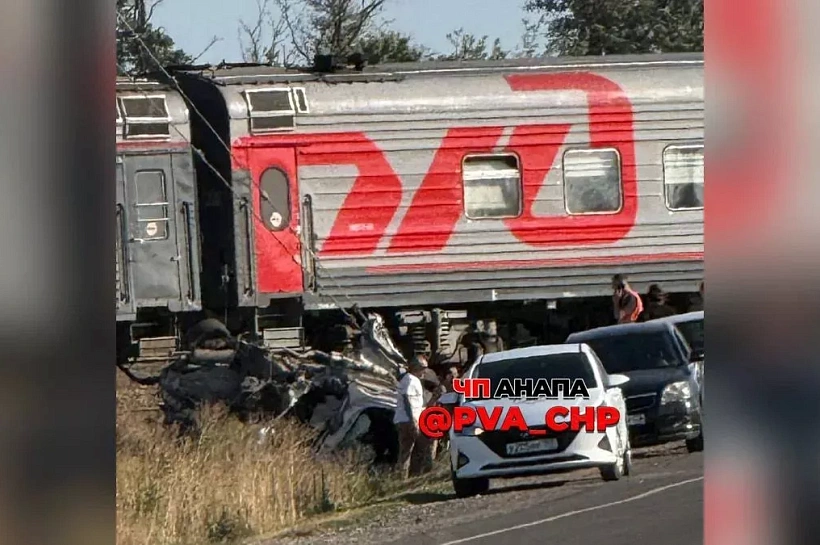 Под Анапой выросла пробка после ДТП с поездом