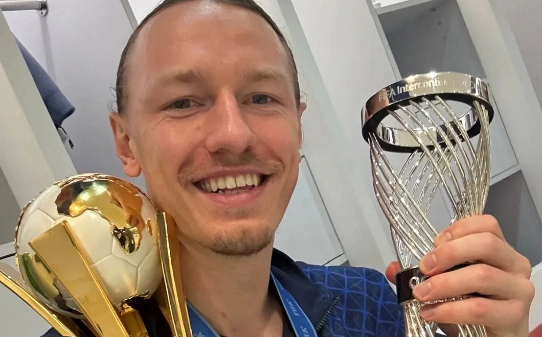 «Подношу ложку ко рту - трогают за плечо». Сафонов рассказал о обратной стороне популярности