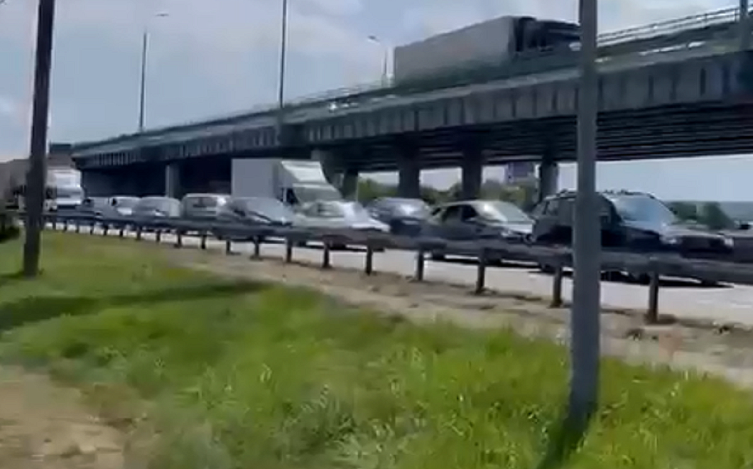 Все стоят: серьезный затор образовался на трассе по пути к Черному морю