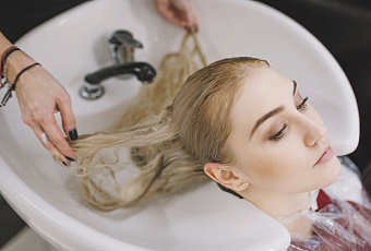 Это лучший шампунь для блондинок: секрет фиолетового цвета