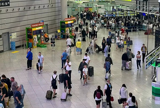 Аэропорт Сочи возобновил работу после ночных ограничений на полеты