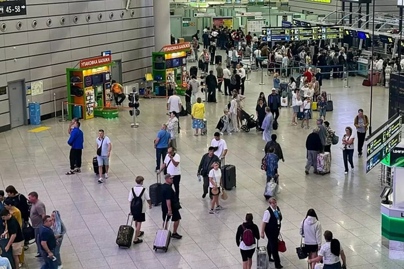 Аэропорт Сочи возобновил работу после ночных ограничений на полеты