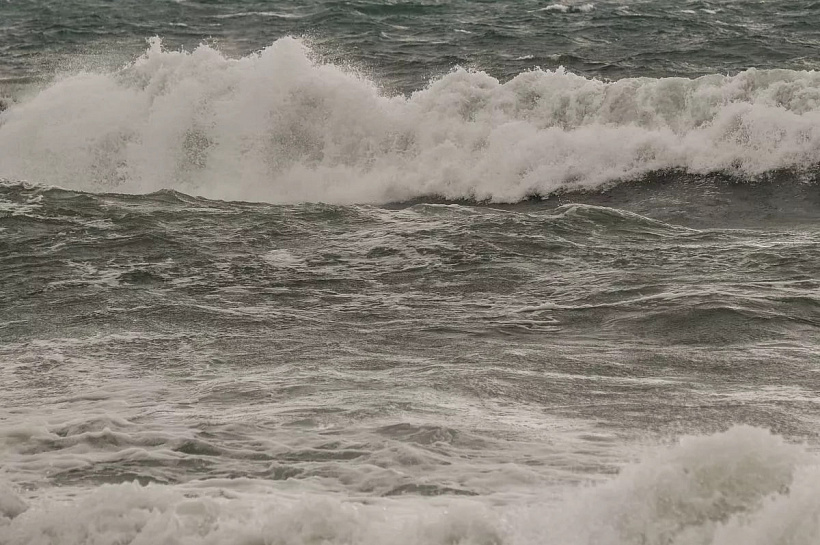 Шторм с трехметровыми волнами обрушился на побережье Сочи