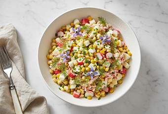 Салат крабовый с палочками, кукурузой и яйцами - простой рецепт