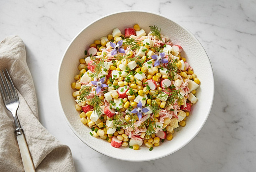 Салат крабовый с палочками, кукурузой и яйцами - простой рецепт