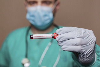 Непривитым от коронавируса россиянам при въезде в страну придется сдать тест 