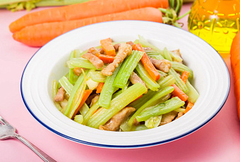 Не только для похудения: чем полезен и опасен сельдерей для женского здоровья