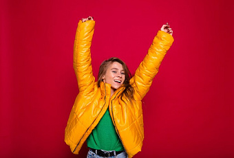 Готовь пуховик летом: как отстирать засаленные пятна с верхней одежды с помощью подручных средств