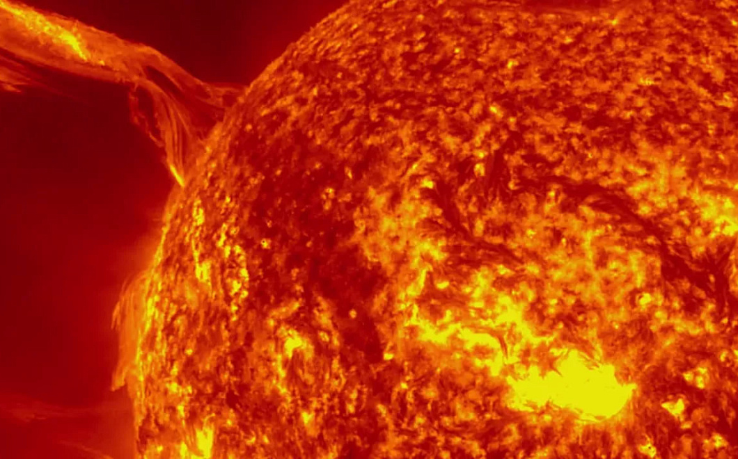 Гигантский протуберанец оторвался от Солнца и прошел рядом с Землей