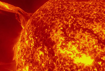 Гигантский протуберанец оторвался от Солнца и прошел рядом с Землей