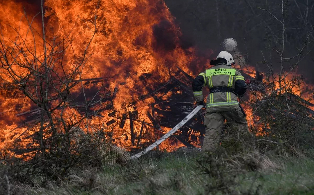 Лесной пожар на площади два гектара тушат под Геленджиком