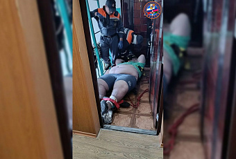 Спасатели помогли транспортировать 225-килограммового пациента из машины скорой помощи в Сочи