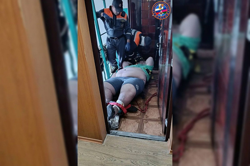 Спасатели помогли транспортировать 225-килограммового пациента из машины скорой помощи в Сочи