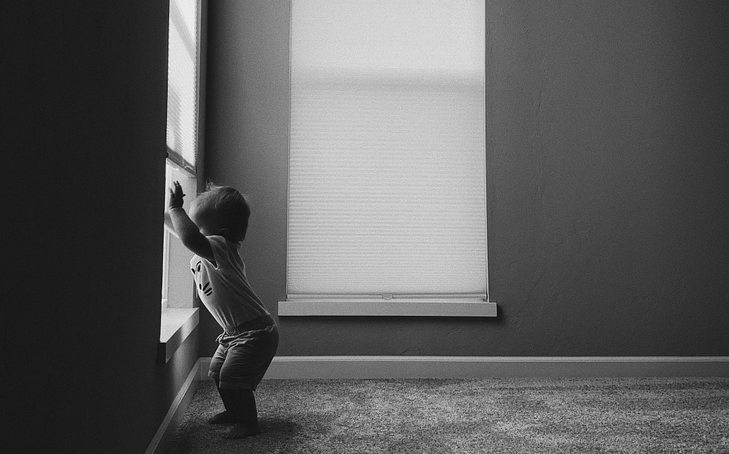 Родился в рубашке: двухлетний ребенок выпал из окна девятого этажа и выжил