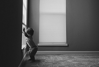 Родился в рубашке: двухлетний ребенок выпал из окна девятого этажа и выжил