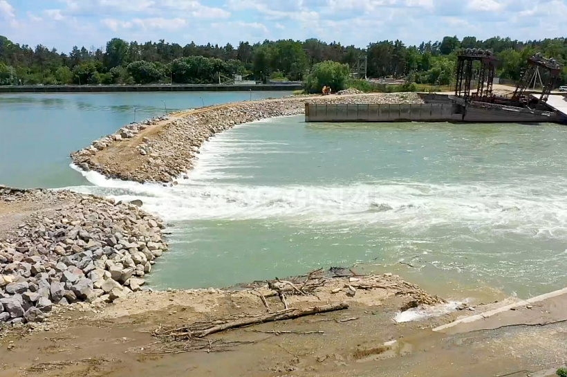 Временную дамбу восстановили на Федоровском гидроузле в Абинском районе