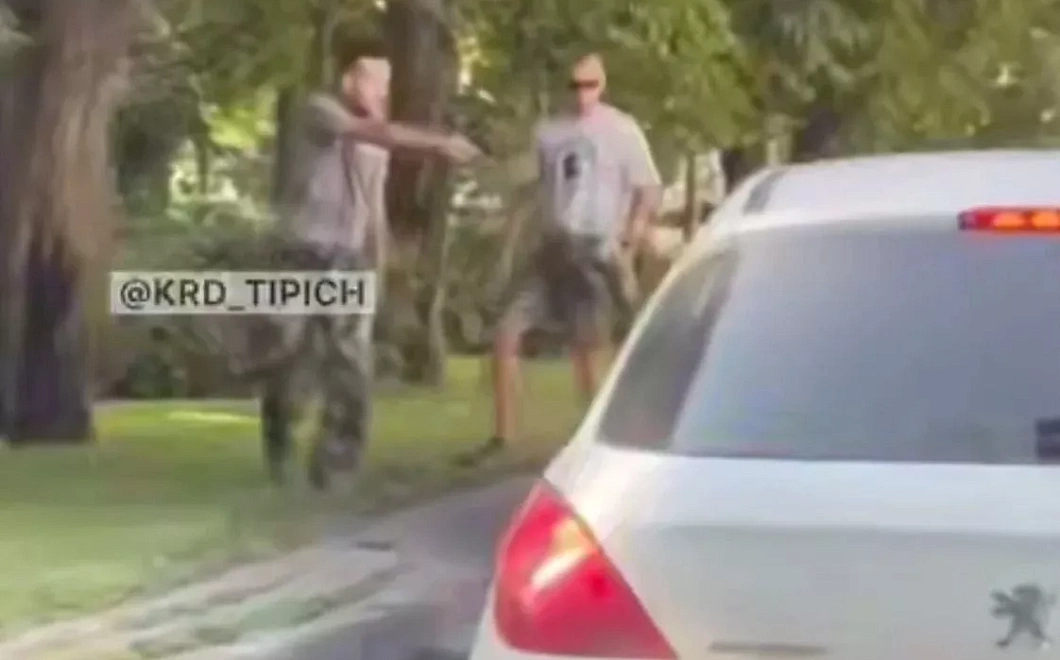 В центре Краснодара водителю угрожали пистолетом: полиция устанавливает личность мужчины