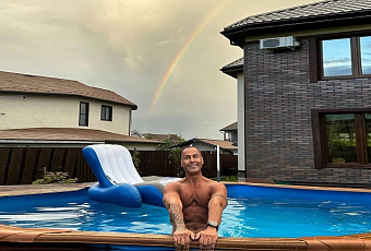 Стас Костюшкин позировал в уличном бассейне голым на фоне радуги