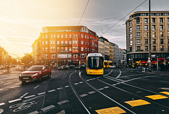 Экоактивисты приклеили себя к асфальту, чтобы защитить климат