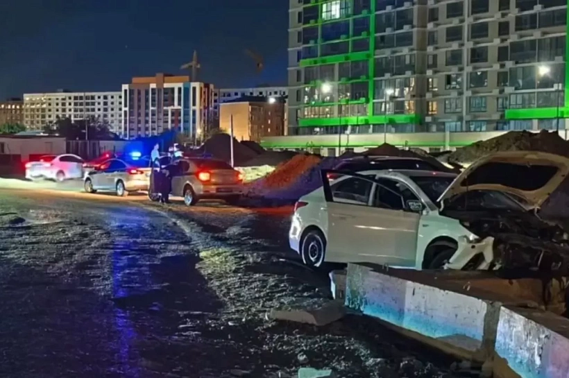 В Краснодаре водитель Hyundai Solaris погиб в ДТП после наезда на бетонный блок