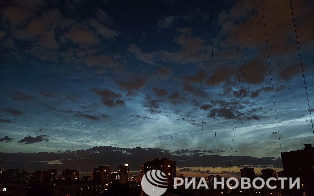Серебристые облака заметили в небе над Москвой