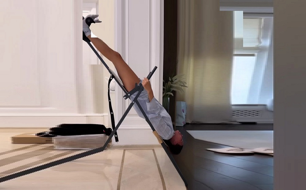 Голая вниз головой: экс-модель Оксана Самойлова знает, как запереть молодость в своем теле