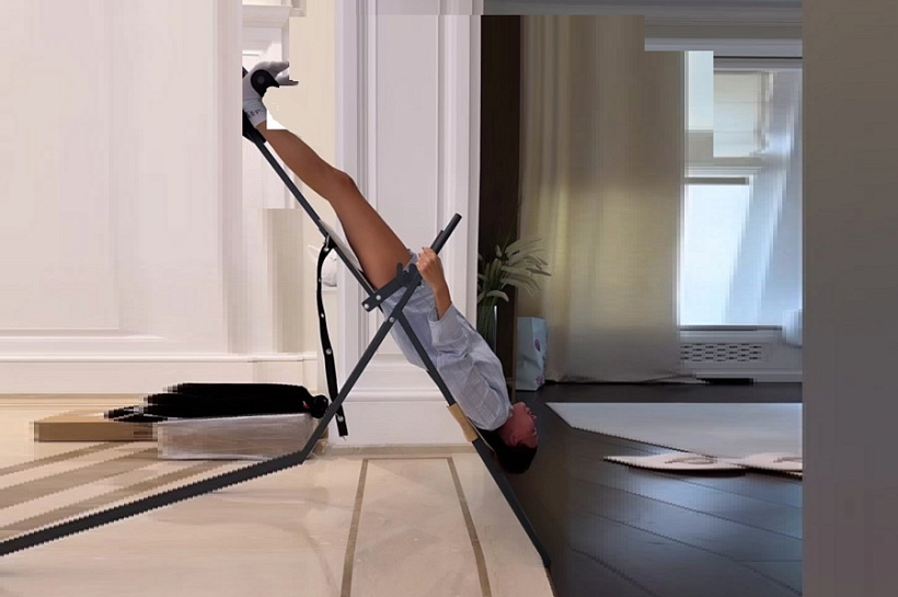 Голая вниз головой: экс-модель Оксана Самойлова знает, как запереть молодость в своем теле