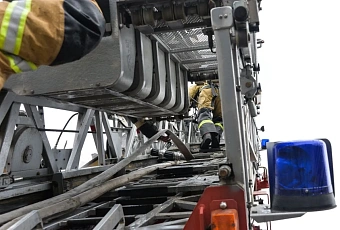 В Новороссийске загорелось предприятие из-за падения обломков БПЛА
