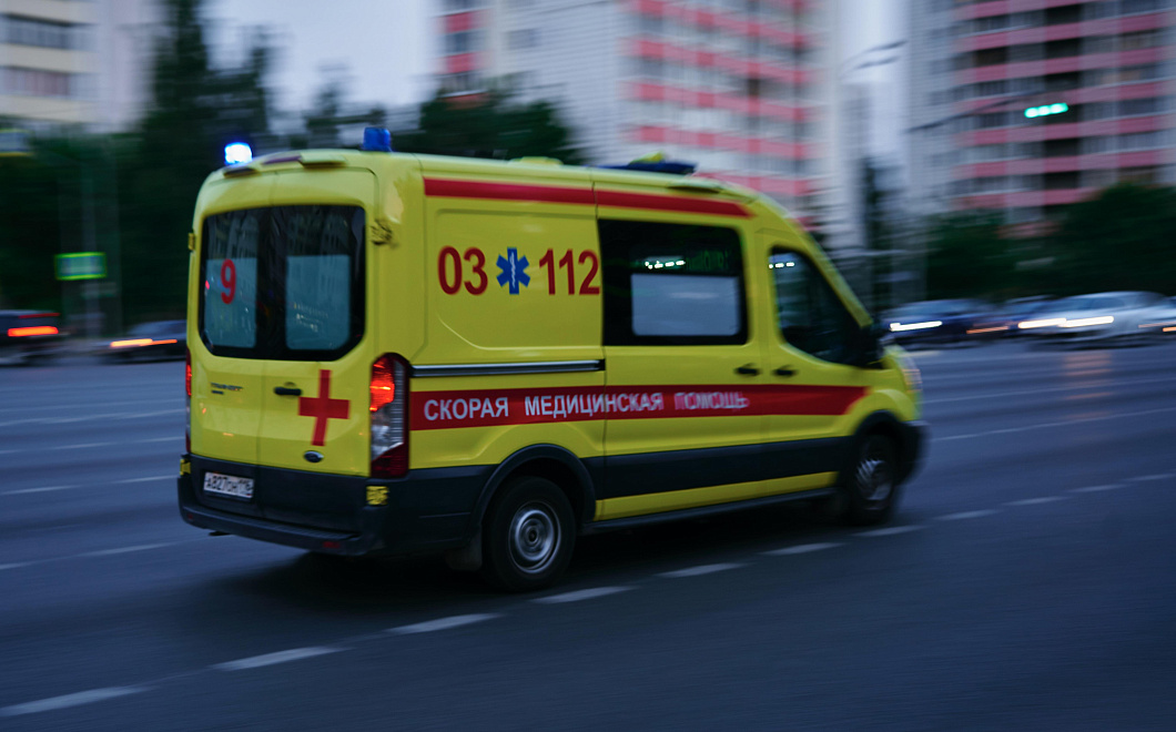 Пациент на ходу выпрыгнул из автомобиля скорой помощи и попал на видео