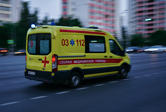 Пациент на ходу выпрыгнул из автомобиля скорой помощи и попал на видео