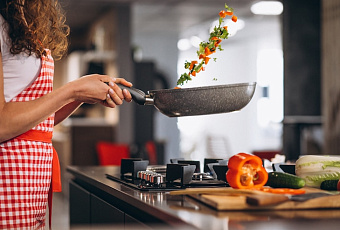 К сковороде пригорает пища. Проверенные временем советы и лайфхаки