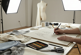 Дизайнер Махмудов объяснил, почему назвал певицу Славу гормональной девочкой