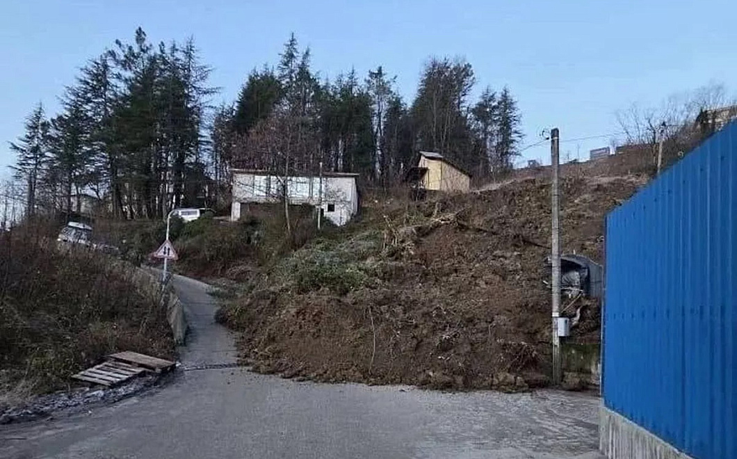  Оползень сошел на дорогу в пригороде Сочи: засыпано 200 кубометров грунта