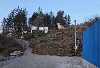  Оползень сошел на дорогу в пригороде Сочи: засыпано 200 кубометров грунта