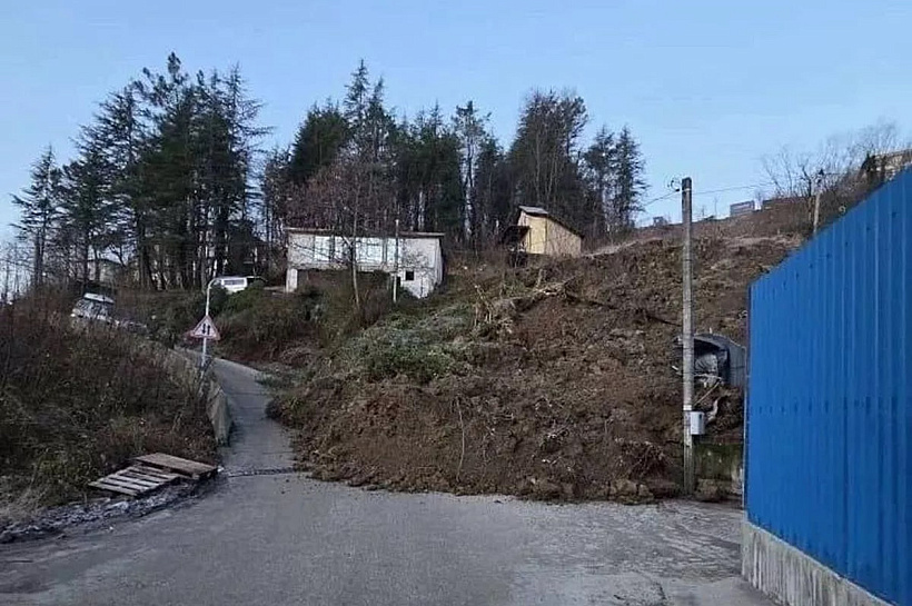  Оползень сошел на дорогу в пригороде Сочи: засыпано 200 кубометров грунта