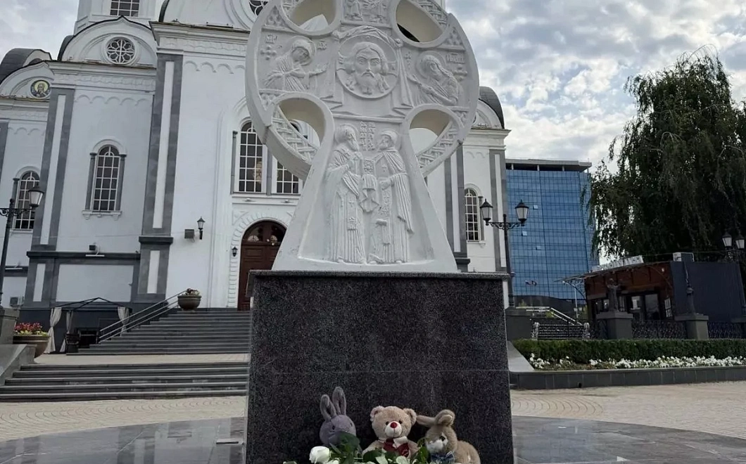 Краснодарцы несут цветы к стихийному мемориалу в память о погибших при атаке БПЛА в Архипо-Осиповке