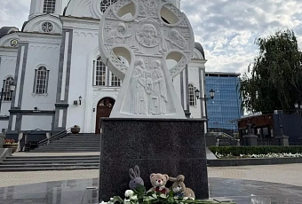 Краснодарцы несут цветы к стихийному мемориалу в память о погибших при атаке БПЛА в Архипо-Осиповке