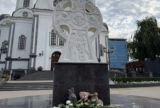 Краснодарцы несут цветы к стихийному мемориалу в память о погибших при атаке БПЛА в Архипо-Осиповке