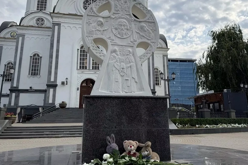 Краснодарцы несут цветы к стихийному мемориалу в память о погибших при атаке БПЛА в Архипо-Осиповке