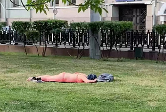 «Когда нет денег на Турцию»: девушка в купальнике загорала в центре Москвы и попала на видео