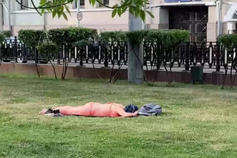 «Когда нет денег на Турцию»: девушка в купальнике загорала в центре Москвы и попала на видео