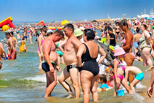 «Закончились даже стоячие места»: переполненные пляжи Анапы сняли на видео