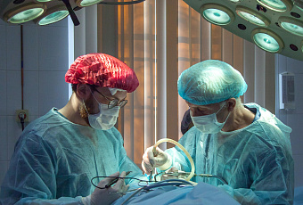 Настоящие герои: врачи удалили женщине полуметровую кисту яичника